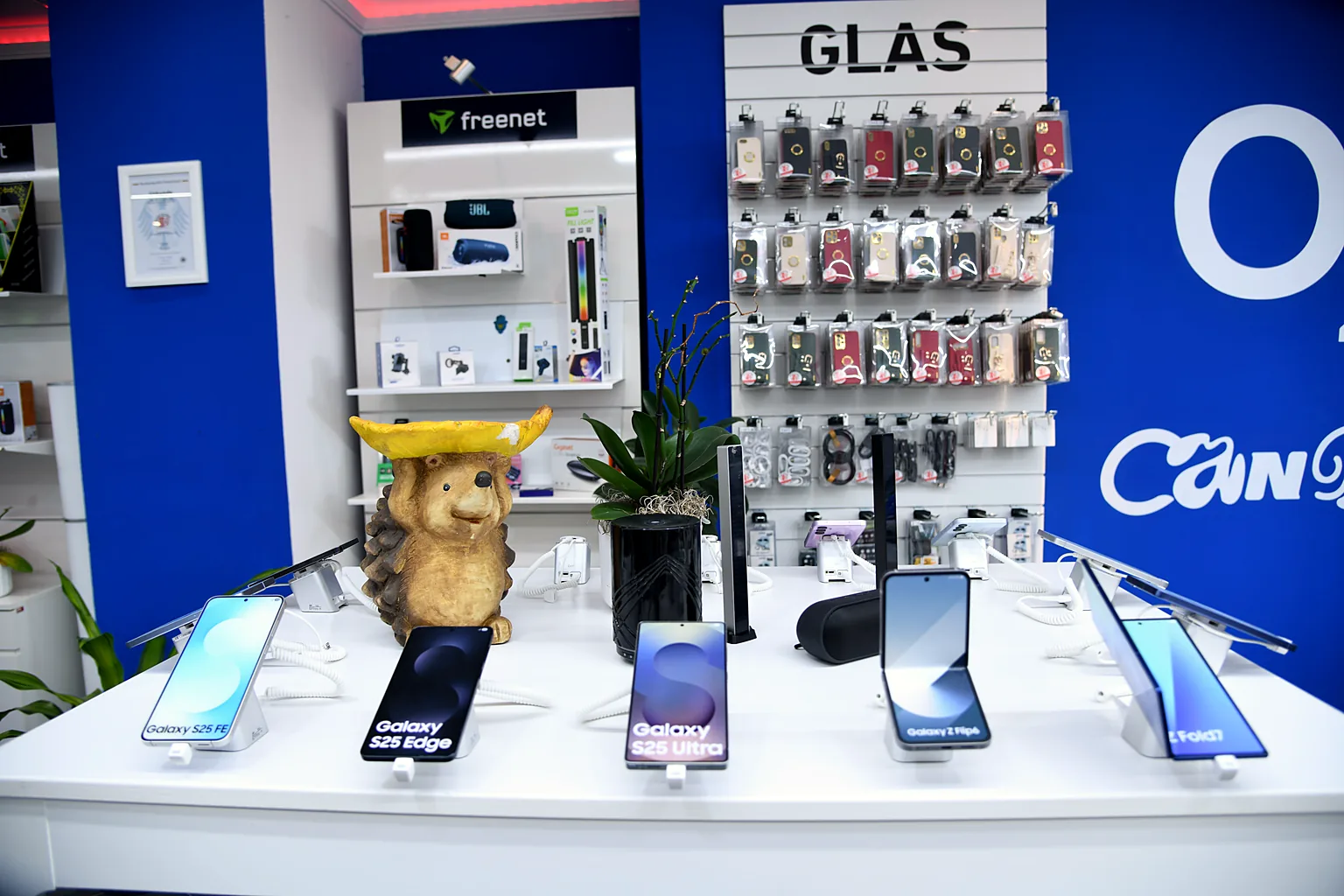 Kunde wählt ein neues Smartphone